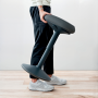Ergonomická balančná stolička Leitz Ergo na státie, svetlo šedá